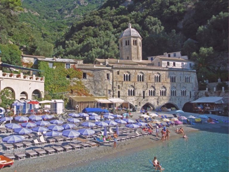 B. Italie | La Plage De San Fruttuso En Ligurie