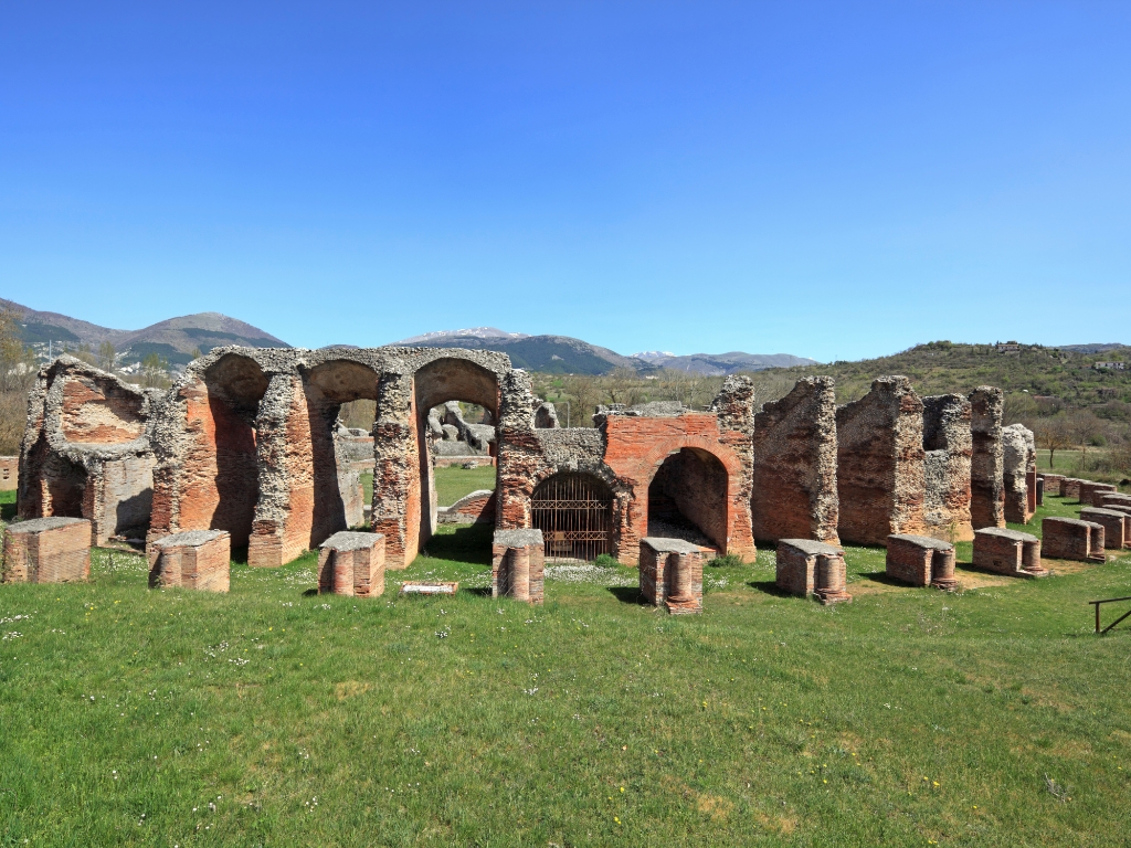 Amphithéâtre romain Amiternum_ Cermone (AQ)